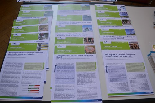 20 CCCA Factsheets auf einem Tisch aufgebreitet