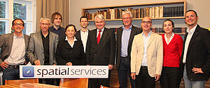 Die Gesellschafter der Spatial Services GmbH (v.l.n.r.):  Dr. Stefan Kienberger, Univ.-Prof. Dr. Thomas Blaschke, Ass.-Prof. Dr. Dirk Tiede, Vizerektorin für Forschung Univ. Prof. Dr. Fatima Ferreira-Briza, Ass.-Prof. Dr. Bernd Resch, Rektor Univ. Prof. 