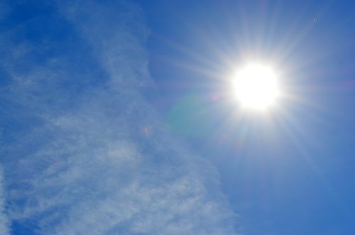 Sonne an blauem Himmel